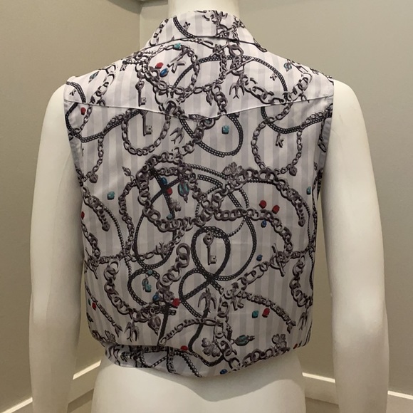 H&M Conscious button up sleeveless blouse. Knot tie front. Size 8 medium. - Picture 6 of 10